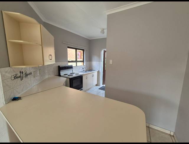 3 BEDROOM TOWNHOUSE FOR SALE IN VANDERBIJLPARK SE 3